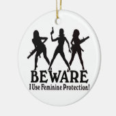 PAS OP! IK GEBRUIK VROUWELIJKE BESCHERMING! XMAS-O KERAMISCH ORNAMENT (Links)