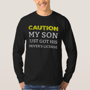 Pas op mijn zoon heeft net zijn rijbewijs gehaald t-shirt