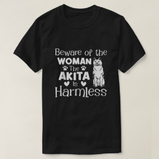 Pas op voor de vrouw, de Akita is onschadelijk T-shirt
