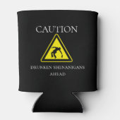 Pas op voor Dronken Bizarre Streken Vooruit Funny Blikjeskoeler (Achterkant)