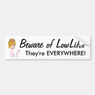 "Pas op voor laag leven! Ze zijn overal!" Bumpersticker
