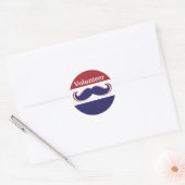 Pas rood, wit en blauw snorontwerp aan ronde sticker (Envelop)