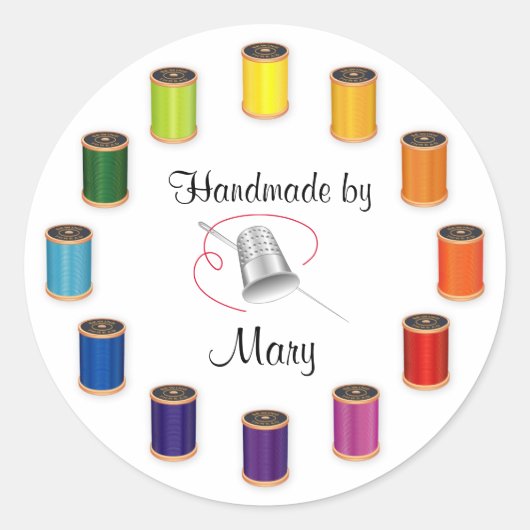 Pas uw naaiwerk, vingerhoed, naald en draad aan ronde sticker (Voorkant)