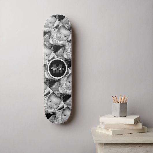 Pas Uw zwart-wit fotomodel monogram aan Persoonlijk Skateboard (Muurkunst)