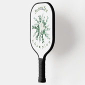 Pas Witte Rijen en Groene Eucalyptusbladeren aan Pickleball Paddle (Links)