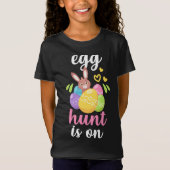 Pasen, Bunny, Eiershunt staat op koude Kinder T-sh T-shirt (Voorkant)