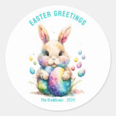 Pasen Groeten Konijntje en Zijn Geschilderde Eiere Ronde Sticker (Voorkant)