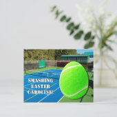 Pasen met tennis met tennisbal feestdagenkaart (Staand voorkant)