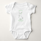 Pasen voor de baby met knuffelkonijn in het groen romper (Voorkant)