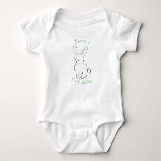 Pasen voor de baby met knuffelkonijn in het groen romper (Voorkant)