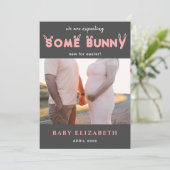 Pasen zwangerschap aankondiging foto grappig konij (Staand voorkant)