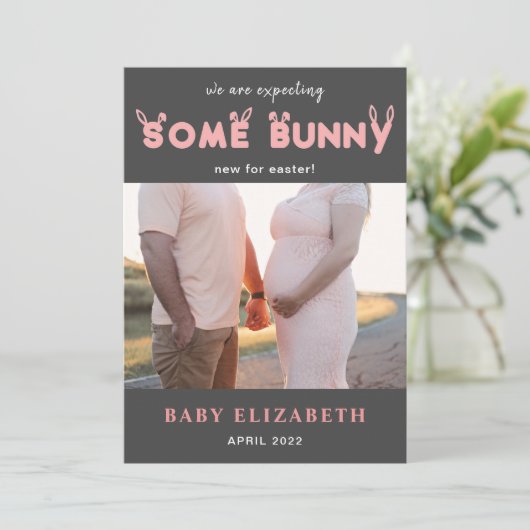 Pasen zwangerschap aankondiging foto grappig konij (Staand voorkant)