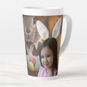 Pasfoto meisje met paashaaroren aan latte mok
