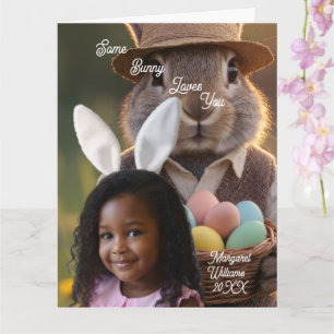 Pasfoto van meisje met paashaaroren aan  kaart