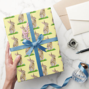 Pasgebak en eieren op geel cadeaupapier