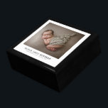 Pasgeboren Baby Foto Modern Cadeaudoosje<br><div class="desc">Een schattige pasgeboren baby foto met baby naam en geboortestatistieken. Vervang deze voorbeeldfoto door uw eigen nieuwe babyfoto. Tegel top gelakte doos met vilt binnen. Voor baby keepsakes of andere kleine items.</div>
