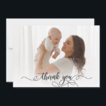 Pasgeboren Baby Foto Moderne Kalligrafie Dank u Bedankkaart<br><div class="desc">Eenvoudige moderne elegante kalligrafie script foto pasgeboren Baby dank u geboorte aankondiging Kaart. Beschikt over een mooie "dank je" tekst in een handgeschreven kalligrafie swash tail font foto overlay script. Vooraf gemaakte persoonlijke boodschap aan de achterkant in zwart-wit. Geweldig voor baby meisje of baby jongen. Gemakkelijk te personaliseren met uw...</div>