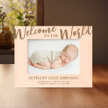Pasgeboren Baby Gift Geboortestatistieken Gegraveerde Lijstjes<br><div class="desc">Vier de komst van je kleintje met ons Modern Newborn Etched Photo Lijst. Zorgvuldig vervaardigd en gegraveerd met de titel "welkom in de wereld", met de naam en geboortestatistieken van uw baby onderaan, is dit lijst meer dan alleen een decorstuk - het is een levenslange herinnering. Het is de perfecte...</div>
