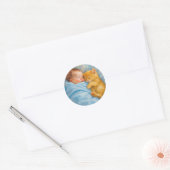 Pasgeboren baby jongen dutten met kitten ronde sticker (Envelop)
