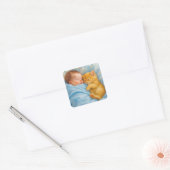 Pasgeboren baby jongen dutten met kitten vierkante sticker (Envelop)