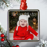 Pasgeboren Baby kerstfoto Elegant Christelijk Metalen Ornament<br><div class="desc">De elegante kerstbekendmakingsversiering met een mooi bijbelversum over Jezus in witte krullende typografie. Voor ons is een kind geboren. Isaiah 9:6. Een mooi cadeau voor pasgeboren baby met een volledige foto onder de religieuze scriptie aan de voorzijde. Voeg de tweede foto van uw kind op de achterkant toe, samen met...</div>