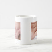 pasgeboren baby met vingers koffiemok (Center)