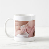 pasgeboren baby met vingers koffiemok (Links)