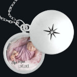 Pasgeboren Baby Naam en Ketting voor fotoLocket<br><div class="desc">Een speciale fotocel voor de nieuwe moeder na de geboorte van haar baby of als een cadeau voor de pasgeborene. De sjabloon is opstelling voor u om uw eigen foto toe te voegen - als u om het even welke problemen met plaatsing hebt, probeer bebouwend uw afbeelding aan een vierkant...</div>
