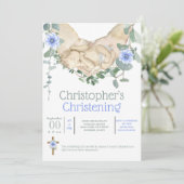 Pasgeboren baby slaapt in handen eucalyptus kaart (Staand voorkant)