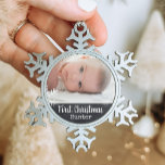 Pasgeboren eerste kerstfoto Chalkboard sneeuw Tin Sneeuwvlok Ornament<br><div class="desc">Pas deze versiering aan met de foto van uw baby en voeg hun naam toe voor deze geweldige kerst-keepname.</div>