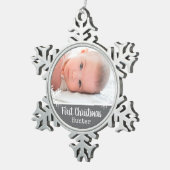 Pasgeboren eerste kerstfoto Dark Grey Snow Tin Sneeuwvlok Ornament (Rechts)