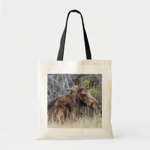 Pasgeboren elandkalf kroelt tegen zijn moeder tote bag