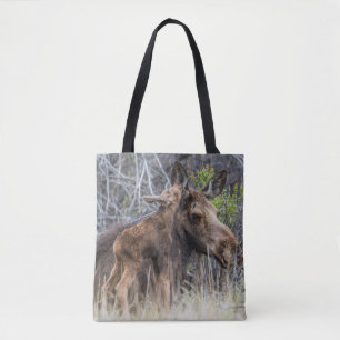 Pasgeboren elandkalf kroelt zijn moeder tote bag