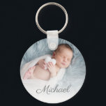 pasgeboren foto gepersonaliseerd sleutelhanger<br><div class="desc">elegante gepersonaliseerde tekst met een foto van een pasgeboren baby.</div>