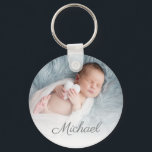 pasgeboren foto gepersonaliseerd sleutelhanger<br><div class="desc">elegante gepersonaliseerde tekst met een foto van een pasgeboren baby.</div>