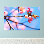 Pasgeboren Kurenai Sakura Bloemen En De Blauwe Luc Canvas Afdruk (Insitu (Houten vloer))