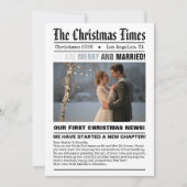 Pasgetrouwd Onze Eerste Kerst Krant Stijl Foto Feestdagenkaart (Voorkant)