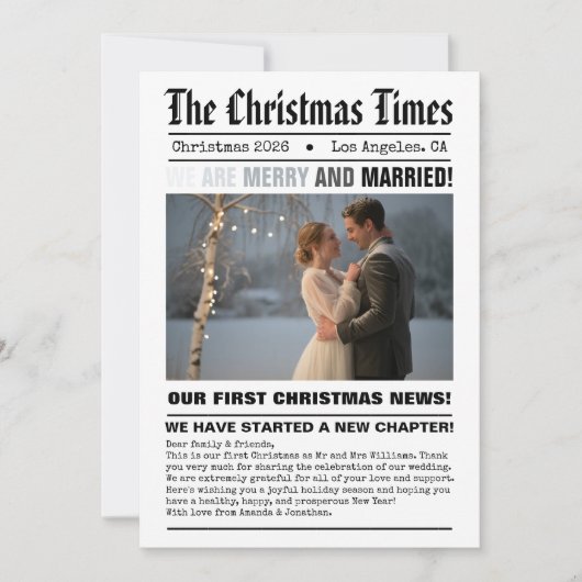 Pasgetrouwd Onze Eerste Kerst Krant Stijl Foto Feestdagenkaart (Voorkant)
