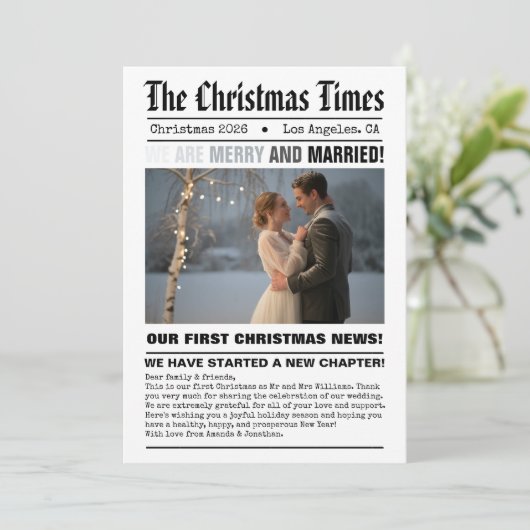 Pasgetrouwd Onze Eerste Kerst Krant Stijl Foto Feestdagenkaart (Staand voorkant)