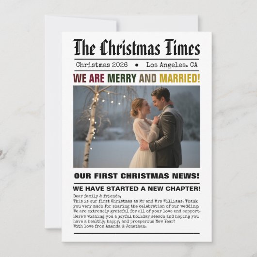 Pasgetrouwd Onze Eerste Kerst Krant Stijl Foto Feestdagenkaart (Voorkant)