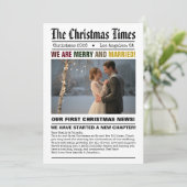 Pasgetrouwd Onze Eerste Kerst Krant Stijl Foto Feestdagenkaart (Staand voorkant)