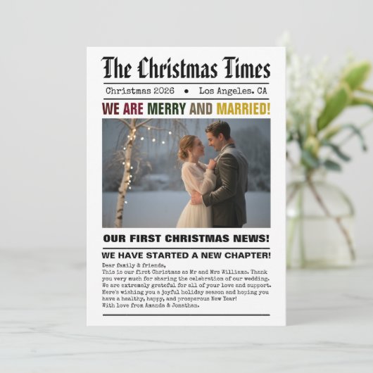 Pasgetrouwd Onze Eerste Kerst Krant Stijl Foto Feestdagenkaart (Staand voorkant)