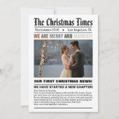 Pasgetrouwd Onze Eerste Kerst Krant Stijl Foto Feestdagenkaart (Voorkant)