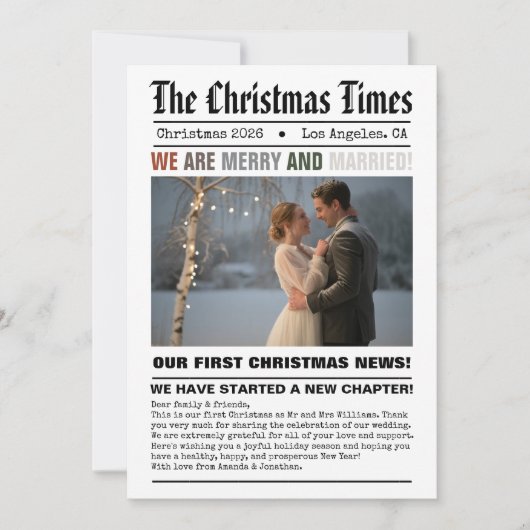 Pasgetrouwd Onze Eerste Kerst Krant Stijl Foto Feestdagenkaart (Voorkant)