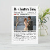 Pasgetrouwd Onze Eerste Kerst Krant Stijl Foto Feestdagenkaart (Staand voorkant)