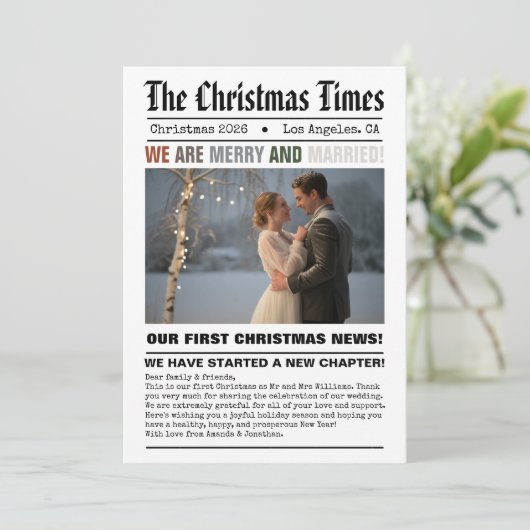 Pasgetrouwd Onze Eerste Kerst Krant Stijl Foto Feestdagenkaart (Staand voorkant)