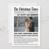 Pasgetrouwd Onze Eerste Kerst Krant Stijl Foto Feestdagenkaart (Voorkant)