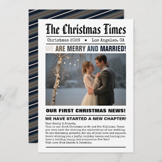 Pasgetrouwd Onze Eerste Kerst Krant Stijl Foto Feestdagenkaart (Voorkant / Achterkant)