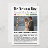 Pasgetrouwd Onze Eerste Kerst Krant Stijl Foto Feestdagenkaart (Voorkant)