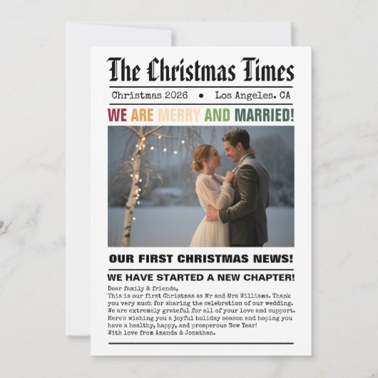 Pasgetrouwd Onze Eerste Kerst Krant Stijl Foto Feestdagenkaart (Voorkant)